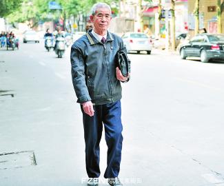 林宜宝出门总是带着他的“乞丐包”。 林宜宝出门总是带着他的“乞丐包”。