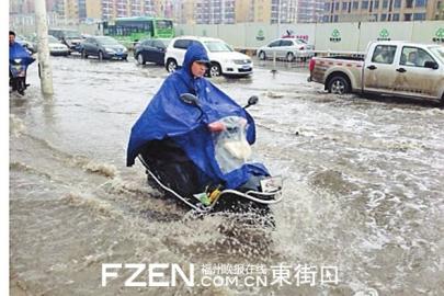 则徐大道机动车道积水成河。网友供图 则徐大道机动车道积水成河。网友供图