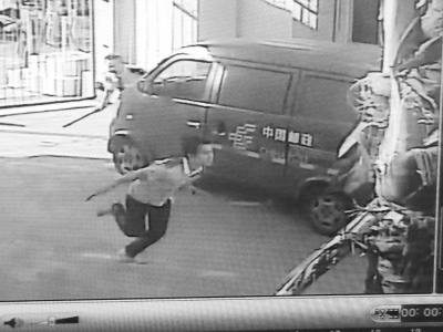 窃贼持刀逃跑 窃贼持刀逃跑