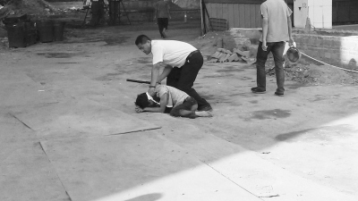 众人制服窃贼 众人制服窃贼