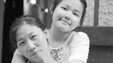 《舌尖2》中的沈子钰与母亲。 (视频截图) 《舌尖2》中的沈子钰与母亲。 (视频截图)