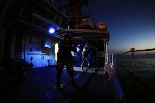 中俄演练锚地防御:守军粉碎小艇蛙人袭击(组图) 中俄演练锚地防御:守军粉碎小艇蛙人袭击(组图)