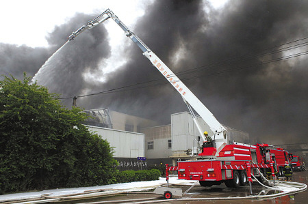 消防高喷车正在实施灭火。黄丽娟 摄 消防高喷车正在实施灭火。黄丽娟 摄