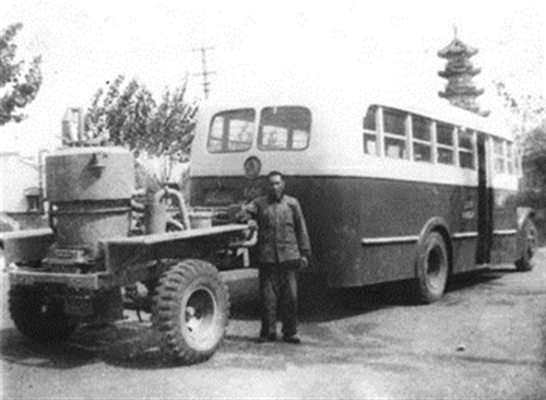 1950��10�£����������ڷ���ը������ʱ������600���������ư�ú������������ʻ�� (����ͼƬ)