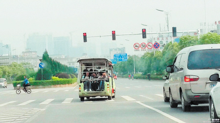 一台无牌四轮电瓶车满载乘客,在汇金路闯红灯。 网友“高山” 摄 一台无牌四轮电瓶车满载乘客,在汇金路闯红灯。 网友“高山” 摄