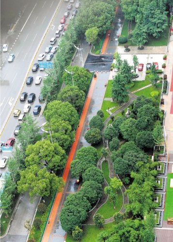 ��ҶŮ�㳡С��԰λ��ܽ����·�뿪����·����·�ڸ���������԰�ѳ������ɣ�Ŀǰ���ڽ��й�Ƥ���������ʩ�İ�װ�� ��־ΰ ��