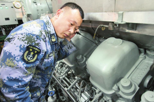 陈玉清在检查主机是否有杂音 陈玉清在检查主机是否有杂音