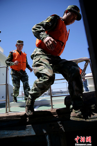 边防官兵登上“可疑”船只进行检查。 边防官兵登上“可疑”船只进行检查。