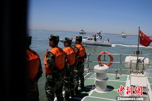 山东公安边防东营支队联合东营渔政、海事等部门开展海上集中清查以及海上围捕演练。 山东公安边防东营支队联合东营渔政、海事等部门开展海上集中清查以及海上围捕演练。