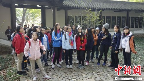 图为新加坡南洋女子中学参观苏州孙武苑 图为新加坡南洋女子中学参观苏州孙武苑