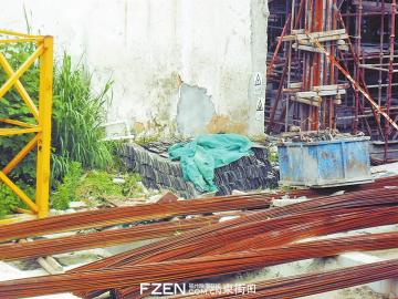 老吴兄弟认出,正祥三友苑工地里堆放的是老宅花厅的瓦片。 老吴兄弟认出,正祥三友苑工地里堆放的是老宅花厅的瓦片。