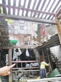 老宅屋顶瓦片不见了,墙被砸出大缺口。 老宅屋顶瓦片不见了,墙被砸出大缺口。