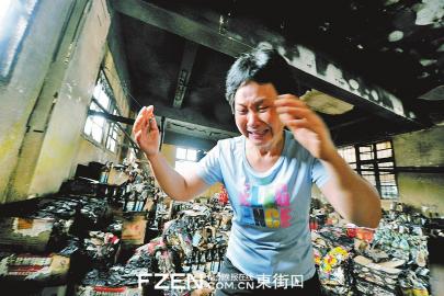 火灾殃及旁边一超市,老板翁女士面对被烧的价值几十万元的货物,欲哭无泪。 火灾殃及旁边一超市,老板翁女士面对被烧的价值几十万元的货物,欲哭无泪。