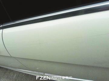 奔驰车上有几道划痕。 奔驰车上有几道划痕。