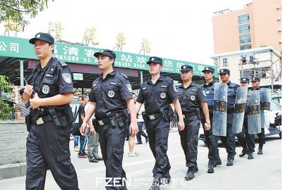 �����ؾ��Ӷ�Ա�ڸ�������վ����Ѳ�ߡ� 