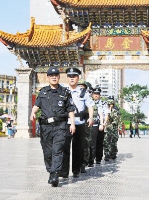 赵立功带领巡逻小组出现在金马坊。 赵立功带领巡逻小组出现在金马坊。