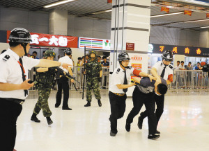  ͼΪ�侯���ϰ�����Ա������ͽ������ 