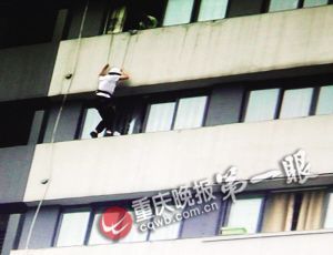 民警从高处索降到制毒窝点破窗而入对毒贩进行抓捕。 民警从高处索降到制毒窝点破窗而入对毒贩进行抓捕。