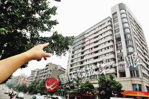 制毒窝点距离地面有十层楼高(红圈处) 制毒窝点距离地面有十层楼高(红圈处)