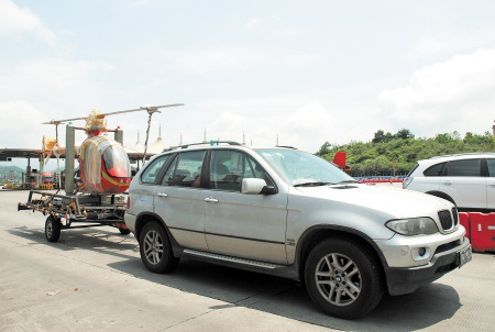 宝马车拉直升机行驶在高速公路上。 李静 摄 宝马车拉直升机行驶在高速公路上。 李静 摄