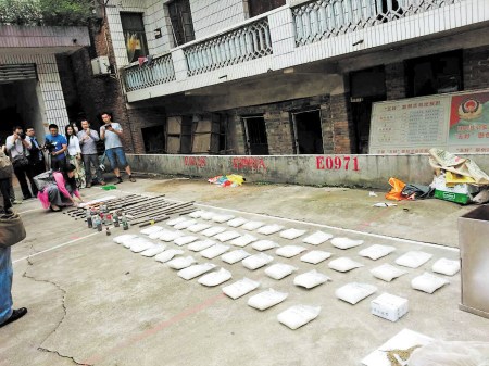 在这起案件中,民警缴获47公斤冰毒,16支枪支,以及一些制毒制枪工具。 警方供图 在这起案件中,民警缴获47公斤冰毒,16支枪支,以及一些制毒制枪工具。 警方供图