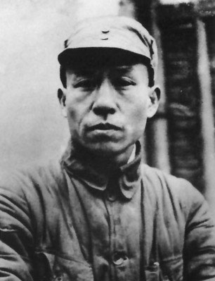 资料图片:1941年,任中共华中局书记、新四军政治委员时的刘少奇 资料图片:1941年,任中共华中局书记、新四军政治委员时的刘少奇