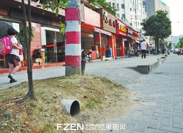 这一排餐饮店将排烟管道埋在店前台阶处(画圈处),油烟直排人行道。 陈暖 摄 这一排餐饮店将排烟管道埋在店前台阶处(画圈处),油烟直排人行道。 陈暖 摄