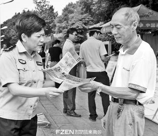 昨日,安泰派出所民警向市民发放防骗手册。 昨日,安泰派出所民警向市民发放防骗手册。