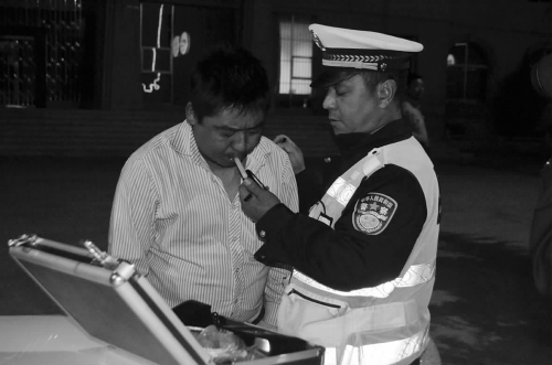 交警查酒驾。 王婷摄 交警查酒驾。 王婷摄