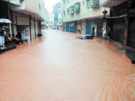 ��Ϫ�ش�ˮ�����������أ��ֵ����ˡ�С�ӡ����������ͣ����������ڵȴ���Ԯ�� �׳�ʵ ��ͼ