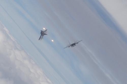 美军F-22被F-15追着打(组图) 美军F-22被F-15追着打(组图)