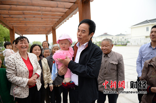 高德康与康博村村民欢聚一堂 高德康与康博村村民欢聚一堂