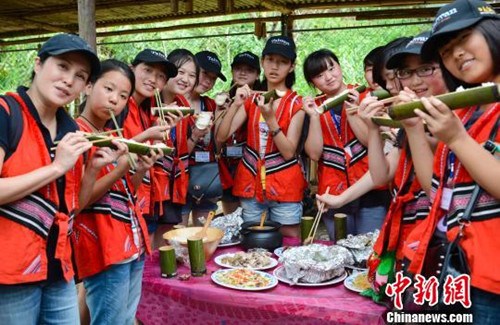 2013年7月20日,20名汶川地震北川羌族受灾学生走进台湾桃园县泰雅人溪口部落,体验台湾少数民族文化传统和生活习惯。左一为高金素梅。刘震 摄 2013年7月20日,20名汶川地震北川羌族受灾学生走进台湾桃园县泰雅人溪口部落,体验台湾少数民族文化传统和生活习惯。左一为高金素梅。刘震 摄