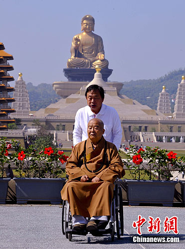 资料图:星云大师在高雄佛光山新春巡视。<a target='_blank' href='http://www.chinanews.com/'>中新社</a>记者 贾国荣 摄 资料图:星云大师在高雄佛光山新春巡视。<a target='_blank' href='http://www.chinanews.com/'>中新社</a>记者 贾国荣 摄