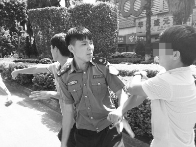 拉客仔(右)对交通执法人员动粗(图由执法人员提供) 拉客仔(右)对交通执法人员动粗(图由执法人员提供)