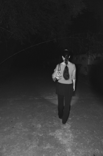 一些市民打着手电筒 一些市民打着手电筒