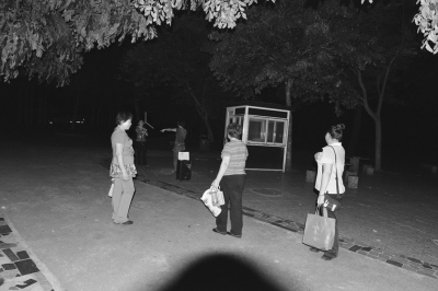 阿姨们自带照明灯跳广场舞 阿姨们自带照明灯跳广场舞