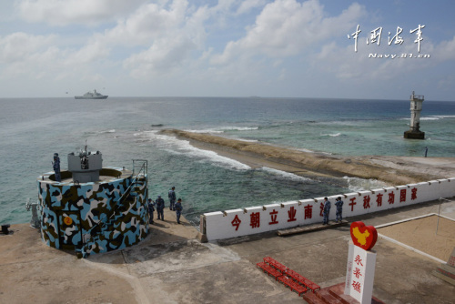 中国海军舰机巡航南沙岛礁。外媒认为,中国在南海建设人工岛基地的投入相当于核航母(组图) 中国海军舰机巡航南沙岛礁。外媒认为,中国在南海建设人工岛基地的投入相当于核航母(组图)