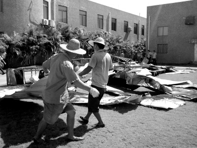 工人正在清理事故现场 工人正在清理事故现场