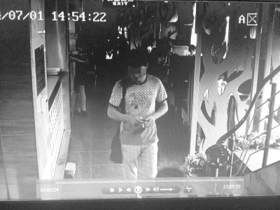 子挎着包大摇大摆离开 子挎着包大摇大摆离开