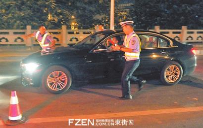 冲关豪车不顾民警阻拦,仍向前冲。 冲关豪车不顾民警阻拦,仍向前冲。