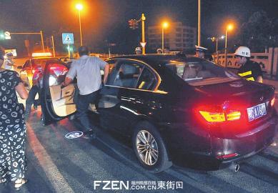 一名民警冲进车内,用右脚踩刹车。 一名民警冲进车内,用右脚踩刹车。