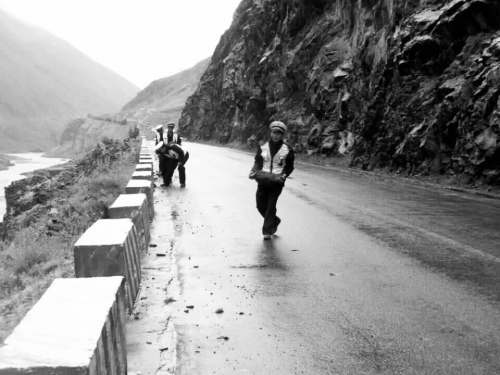 民警在清理路面的坠石。 民警在清理路面的坠石。