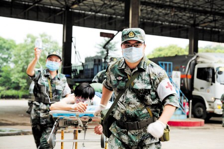 原油“泄漏”现场,救护组官兵转移受伤群众。唐高亮 摄 原油“泄漏”现场,救护组官兵转移受伤群众。唐高亮 摄