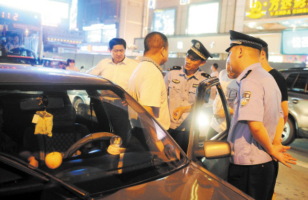 昨晚,一辆黑车在解放西路非法从事营运时,被执法人员当场查处。余志雄 摄 昨晚,一辆黑车在解放西路非法从事营运时,被执法人员当场查处。余志雄 摄