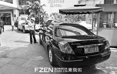 这辆乱停放在华林路最佳西方财富酒店门口人行道上的黑色轿车被拉上拖车。 这辆乱停放在华林路最佳西方财富酒店门口人行道上的黑色轿车被拉上拖车。