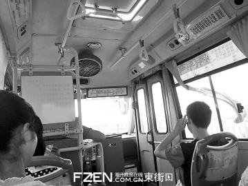 小巴士没开空调,乘客只得开窗吹风。 小巴士没开空调,乘客只得开窗吹风。