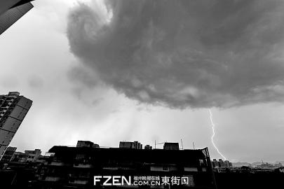 昨日下午5时许,市区上空乌云密布电闪雷鸣。 昨日下午5时许,市区上空乌云密布电闪雷鸣。