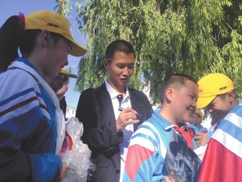 内地西藏班考试结束,市一小毕业班老师为学生签名留念。本报记者齐永昌摄 内地西藏班考试结束,市一小毕业班老师为学生签名留念。本报记者齐永昌摄