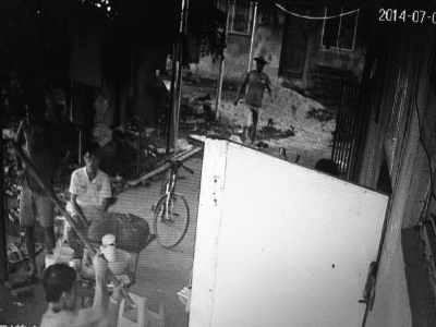 不法分子进行打砸(视频截图) 不法分子进行打砸(视频截图)